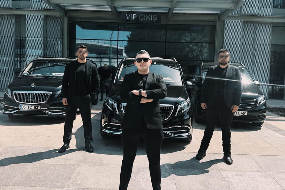 VRG Yakın Koruma Özel Korumalar ekibi, VIP transfer ve eskort hizmetleri için lüks araçlarla güvenlik sağlıyor.
