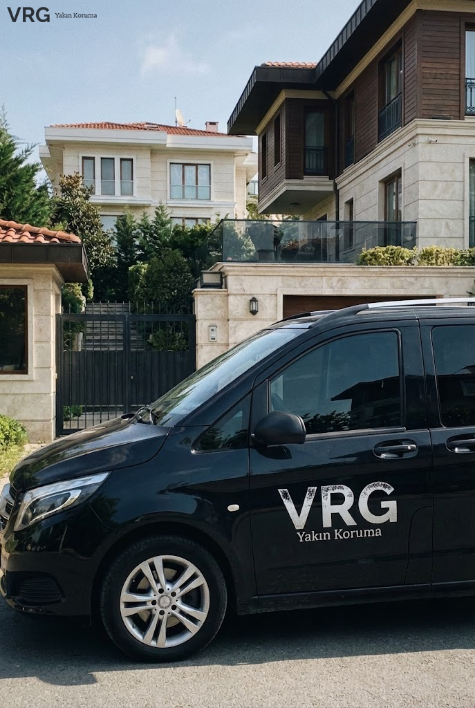 VRG Yakın Koruma VIP konaklama hizmeti ve polis güvenlikli konut önünde lüks koruma aracı.