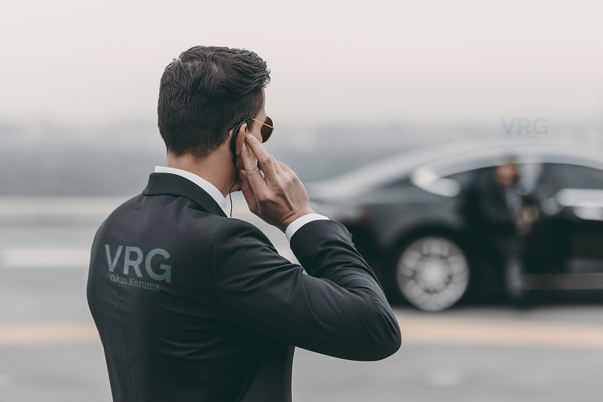 VRG Yakın Koruma personeli, takım elbiseli profesyonel bodyguard, araçlı özel güvenlik hizmeti.